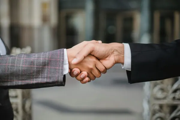 Uścisk dłoni – ubezpieczenia dla firm