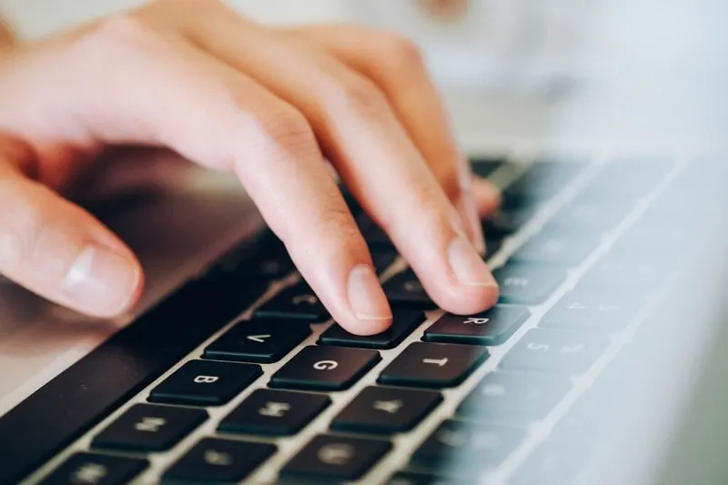 Sprawdzanie informacji o pojeździe na laptopie